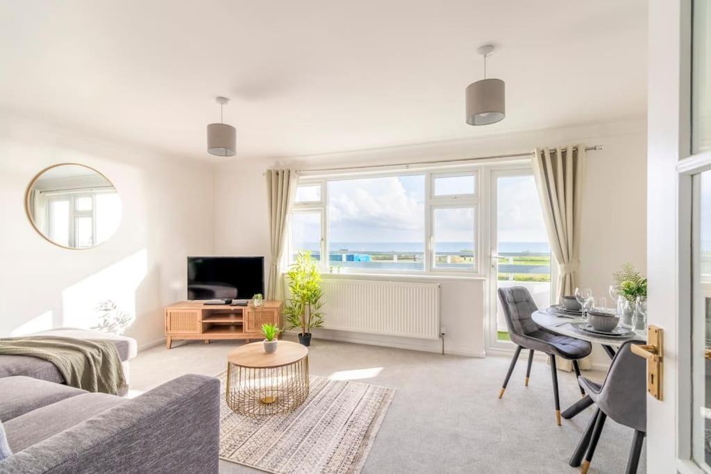 Trendy Sea View 2 Bedroom Sleeps 6 - Free Parking Bournemouth Buitenkant foto