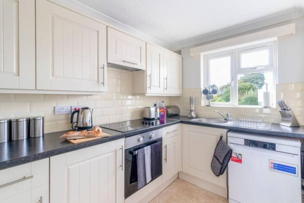 Trendy Sea View 2 Bedroom Sleeps 6 - Free Parking Bournemouth Buitenkant foto