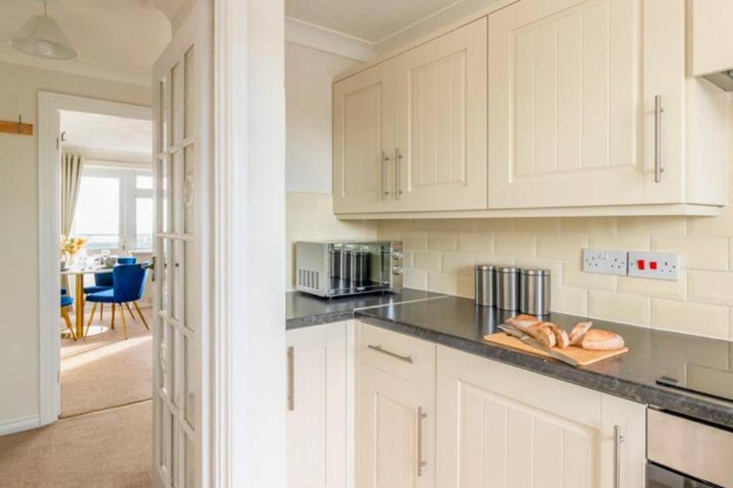 Trendy Sea View 2 Bedroom Sleeps 6 - Free Parking Bournemouth Buitenkant foto